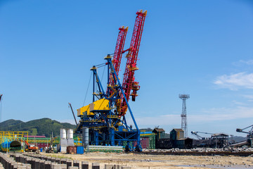 Fototapeta na wymiar Construction cranes on the territory of the marine coal terminal.