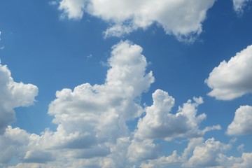 Fototapeta na wymiar Blue sky with fluffy clouds