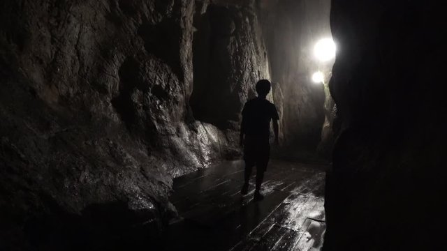 鍾乳洞を探検する男性 広島県帝釈峡 4K / Young tourist walking inside of a natural limestone cave in Hiroshima, Japan. 4K