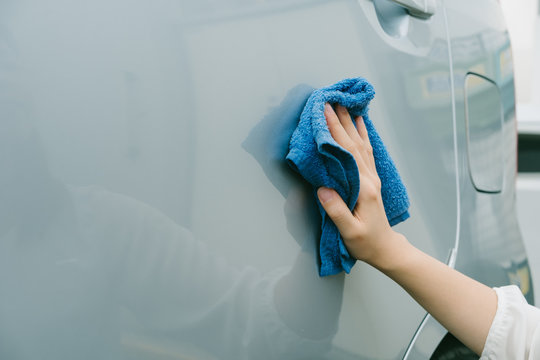 洗車　手元　水ぶき　女性　ガソリンスタンド