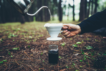 Drip coffee When traveling in the forest