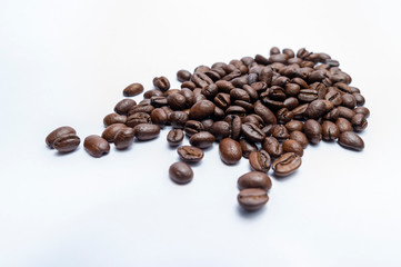 Naklejka premium Arabica roasted coffee beans placed on a white background