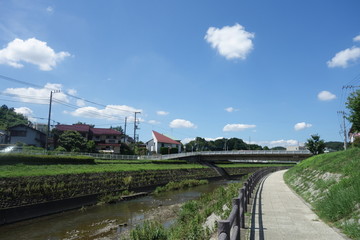 晴れた日の日本の川沿いの道