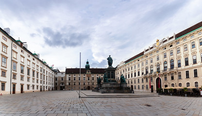 Obraz premium Hofburg courtyard with monument Kaiser Franz I, Vienna, Austria