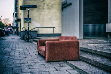 Rote Couch am Straßenrand