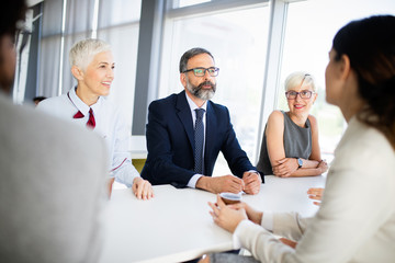 Obraz premium Business coworkers discussing new ideas and brainstorming in a modern office