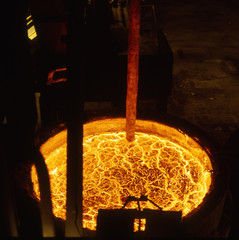 Rig for removing sulphur from molten blast funace iron by injection of magnesium.