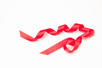 Cinta roja sobre fondo blanco para hacer lazos y decorar los regalos de navidad, regalos de anniversario, regalos en general.