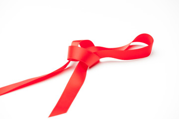 Cinta roja sobre fondo blanco para hacer lazos y decorar los regalos de navidad, regalos de anniversario, regalos en general.