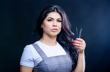 Obraz premium pretty woman eyelash master hold tweezers. beautician in beauty salon. Eyelash extension procedure. Eyebrow Correction. cosmetologist with special tool for eyebrows. I will be ready in five minutes