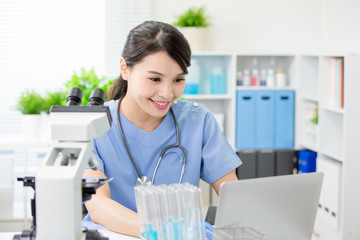 veterinarian use laptop