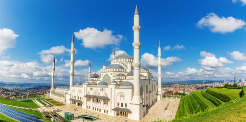 Naklejka premium Istanbul Big Camlica Mosque, beautiful aerial view