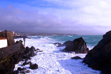 Fototapeta na wymiar Rough sea and big waves in São Roque, Azores