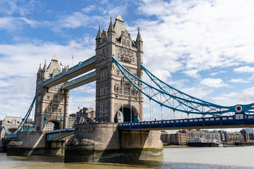 Tower Bridge, London, England in der Sonne