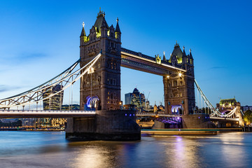 Tower Bridge und Themse zur blauen Stunde, London, England