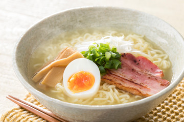 ほんわか湯気の立つ、熱々の塩ラーメン