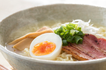 ほんわか湯気の立つ、熱々の塩ラーメン