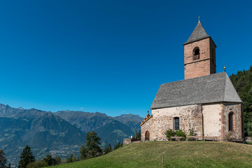 Fototapeta na wymiar little church on a mountain south Tirol