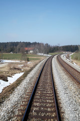 BAYERN, Germany, Blick aus einem fahrenden Zug auf zwei Gleise im Winter