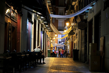 Escena nocturna de la calle de una ciudad