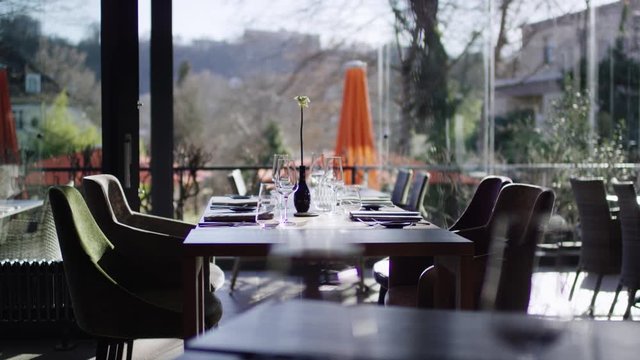 Restaurant gem&uuml;tliche Seitenansicht der Tische - Restaurant cozy sideview of the tables