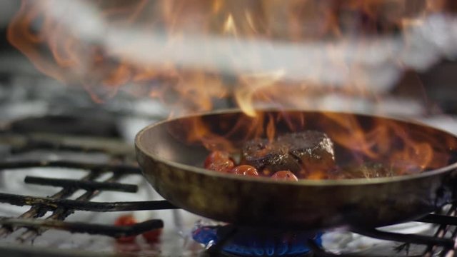 Flambieren von Fleisch in einer Teflon Pfanne - Flamb&eacute; a piece of meat in a teflon pan 4k PRORES Footage