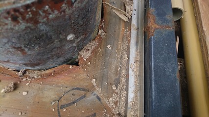 工事　腐った柱