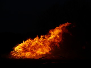 Fototapeta na wymiar Christbaumverbrennung Weihnachtsbaumverbrennung Feuer Flammen und Feuerwehr