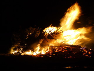 Christbaumverbrennung Weihnachtsbaumverbrennung Feuer Flammen und Feuerwehr