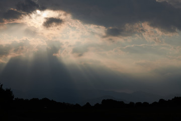 Contraluz entre las nubes