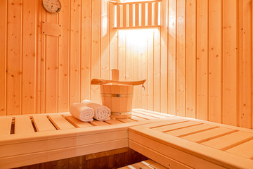 Fototapeta na wymiar in einer kleinen finnischen Sauna, mit Saunazubehör