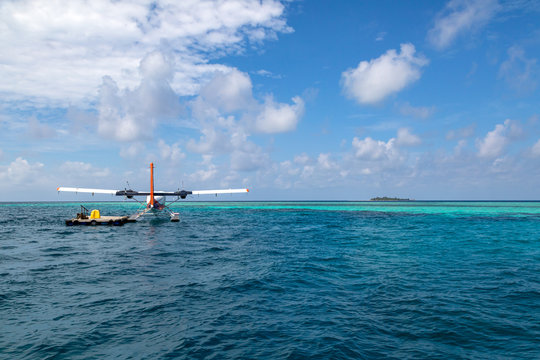 ein Wasserflugzeug ist in der Nähe einer Inseln auf den Malediven gelandet	
