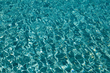 Welle im flachem Wasser von oben fotografiert