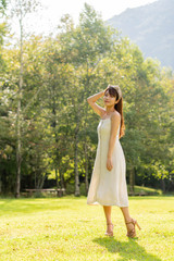 Obraz premium 高原に立つ女性