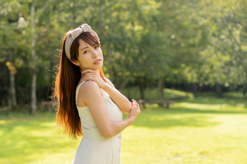 Obraz premium 野原に立つ女性