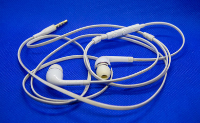 Fones de ouvido com fio muito usado em celulares para conversar ou ouvir musica