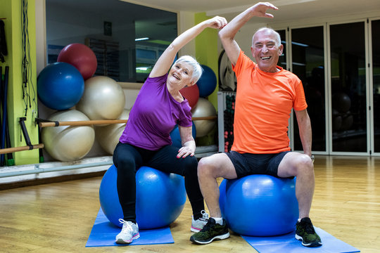 Signori anziani fanno ginnastica