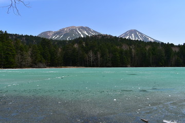 湖と山