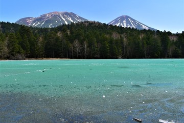湖と山