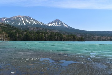 湖と山