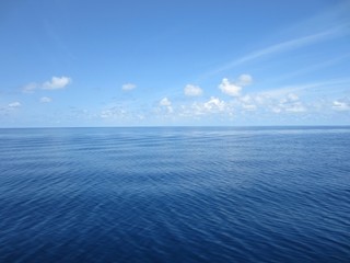 Fototapeta na wymiar Blu sky end the calm ocean