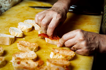 doing catalan pa amb tomaquet, bread with tomato