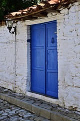 Blaue Tür in der Altstadt von Elbasan, Albanien