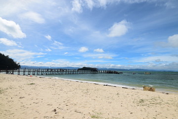 Fototapeta na wymiar 青い空白い雲と砂浜