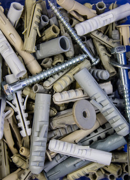 Buchas de nylon usadas para fixar objetos nas paredes e outros locais usando com parafusos