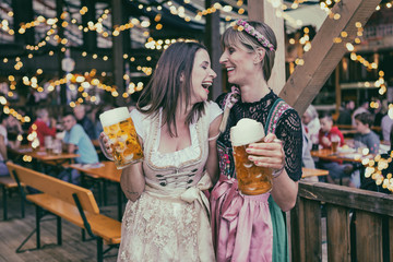 2 schöne Mädels im Dirndl auf der Wiesen Wiesn