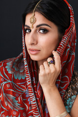 Obraz premium Image of attractive hindus girl wearing traditional indian saree dress and ethnic jewelry covering her head with dupatta scarf