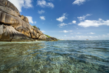 Obraz premium Turquoise water at high tide and bizarre rocks on the island of La Digue, Seychelles