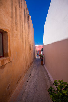 Small path in Oia, Santorini