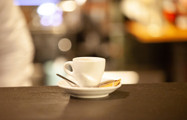 café posé sur une table dans un bar